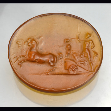 Glass cameo quadriga 67.50 ct.