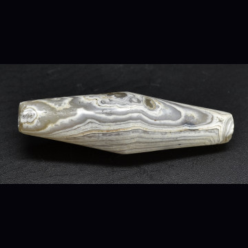 Antico elemento in agata forata 6.76 gr.