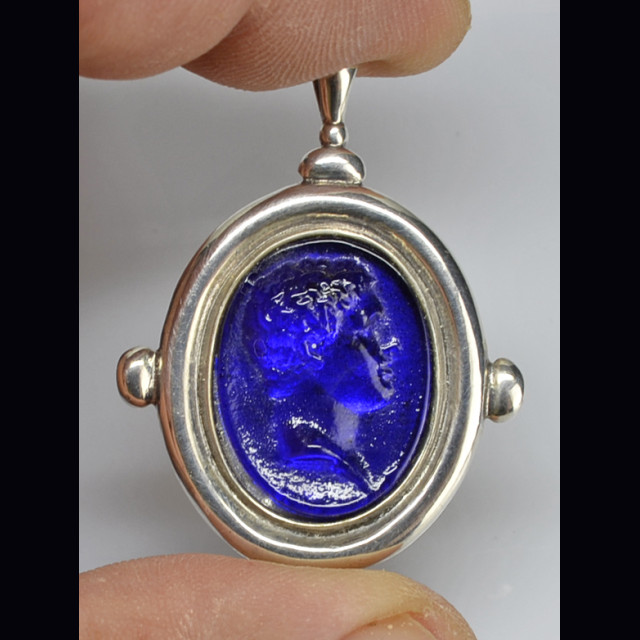 Glass cameo silver pendant 10.29 gr.