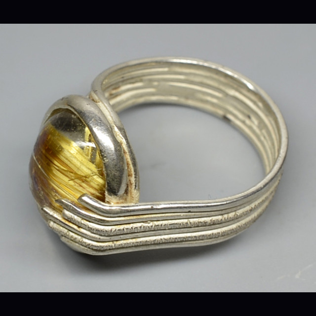 Silver ring with rutilated quartz 6.46 gr.